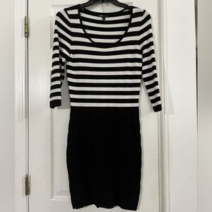 The brand is Mango/MNG, the size is XS, the color is black and white.